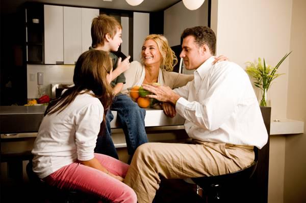 http://cdn.idntimes.com/content-images/post/old/6c7d3-family-meeting-in-kitchen_celebritybabyscoop.jpg