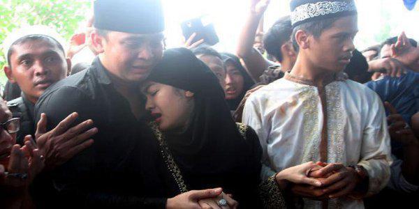 http://cdn.idntimes.com/content-images/post/old/7695b-julia-perez-billy-syahputra-pemakaman-olga.jpg