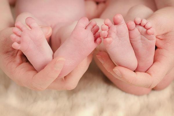 http://cdn.idntimes.com/content-images/post/old/7e1f8-twins11_divinecaroline.jpg