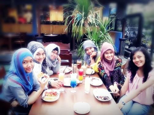 http://cdn.idntimes.com/content-images/post/old/87f11-makan-di-resto_rizkaauliarahma.wordpresscom.jpg