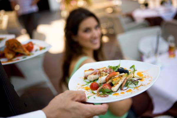 http://cdn.idntimes.com/content-images/post/old/8ecaf-woman-at-restaurant_sheknows.jpg