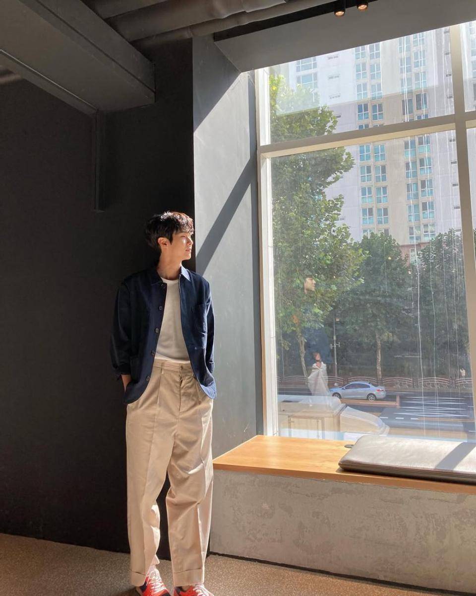 ide daily outfit keren ala Choi Woo Shik (instagram.com/dntlrdl)