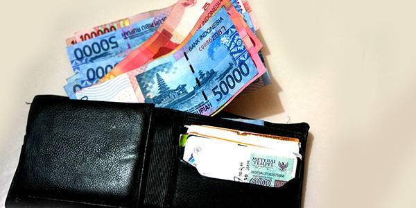 http://cdn.idntimes.com/content-images/post/old/9a2be-uang-di-dompet---jbnugraha.com.jpg