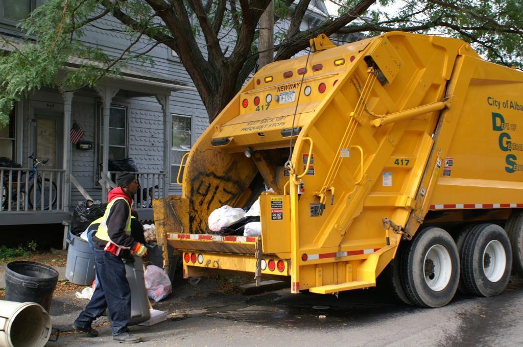 http://i1380.photobucket.com/albums/ah195/Nophie_Nos/Garbage-Collector_toptenstuffscom_zps4556004c.jpg