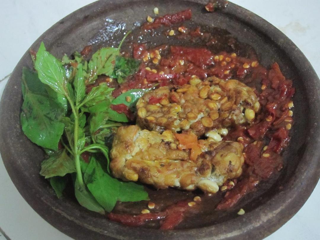 http://cdn.idntimes.com/content-images/post/20150814/Sambal_tempe_penyet_kemangi.JPG