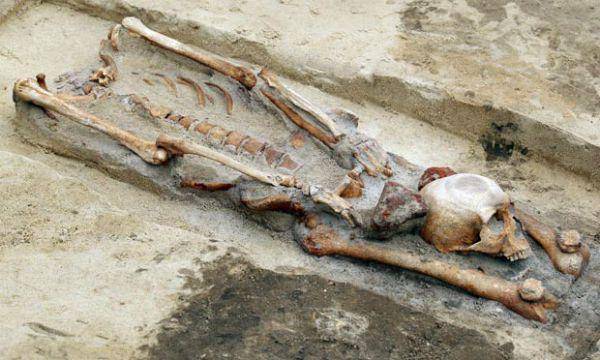 http://i1296.photobucket.com/albums/ag19/Melarissa_Benedicta/Vampire-grave-A-skeleton_theguardian_zpsgn6pb5it.jpg