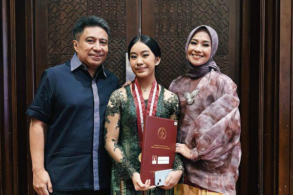 7 Potret Anak Kedua Alya Rohali Wisuda SMA, OTW Jadi Mahasiswi UI!