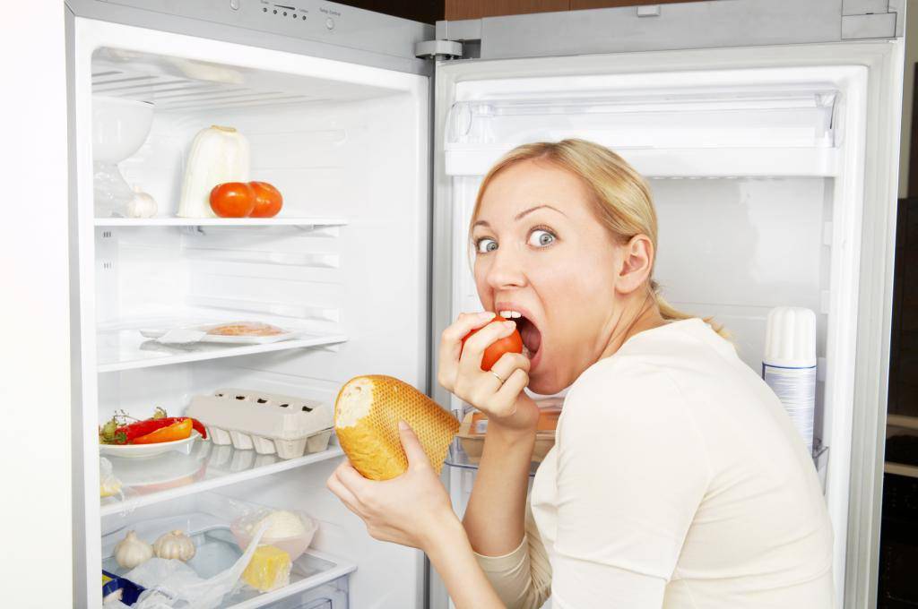 http://cdn.idntimes.com/content-images/post/old/a1b33-Woman-With-Fridge-Door-Open_spgenergy.jpg