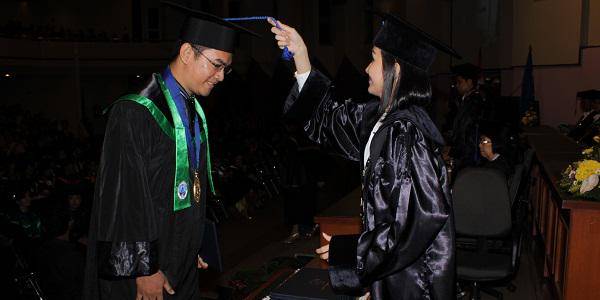 http://cdn.idntimes.com/content-images/post/old/a3acf-wisuda6_petraacid.JPG