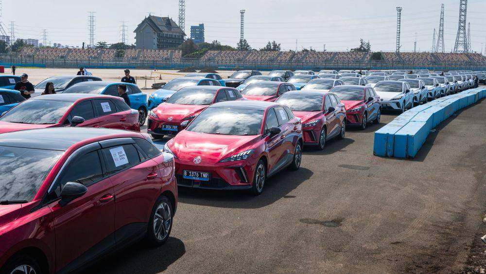 Ratusan Mobil Listrik MG Konvoi Ramaikan Penyelenggaraan Formula E