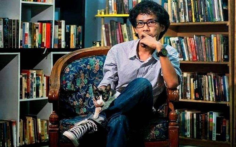 http://cdn.idntimes.com/content-images/post/20160518/aan-mansyur-38982bcfdaa5631dfec4f9024baf44ca.jpg