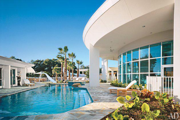 https://cdn.idntimes.com/content-images/post/20170412/ad-john-travoltas-house-is-a-functional-airport-with-runways-08-7a4141c06ec52c1b762bc8116e271228.jpg