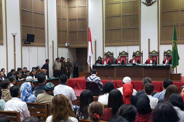 https://cdn.idntimes.com/content-images/post/20170509/ahok5-33de46cccf92e85da437fa33ddf420f4.jpg