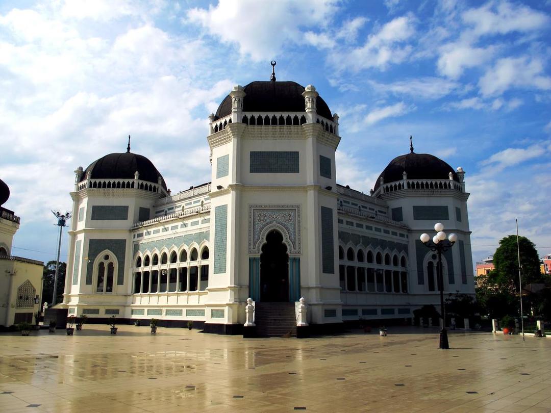 https://cdn.idntimes.com/content-images/post/20170428/al-mashun-grand-mosque-medan-400ece6abc23bfd78898a185406848e7.JPG