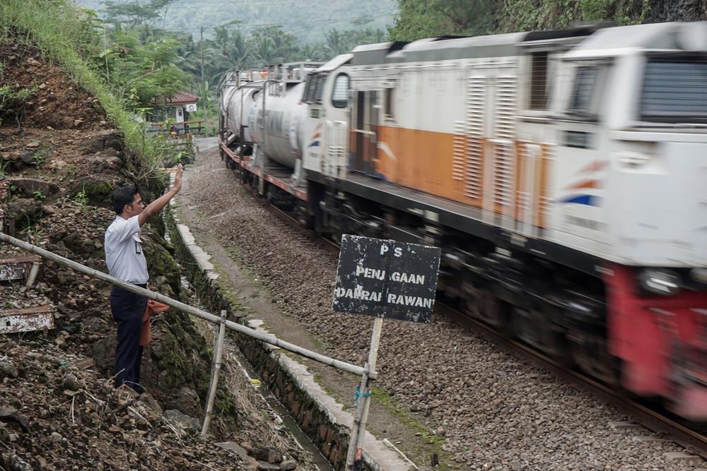 https://cdn.idntimes.com/content-images/post/20161024/antarafoto-antisipasi-jalur-kereta-rawan-longsor-211016-iz-1-1-2b3b39d76c4f42bbc449fecdb9a538bf.jpg