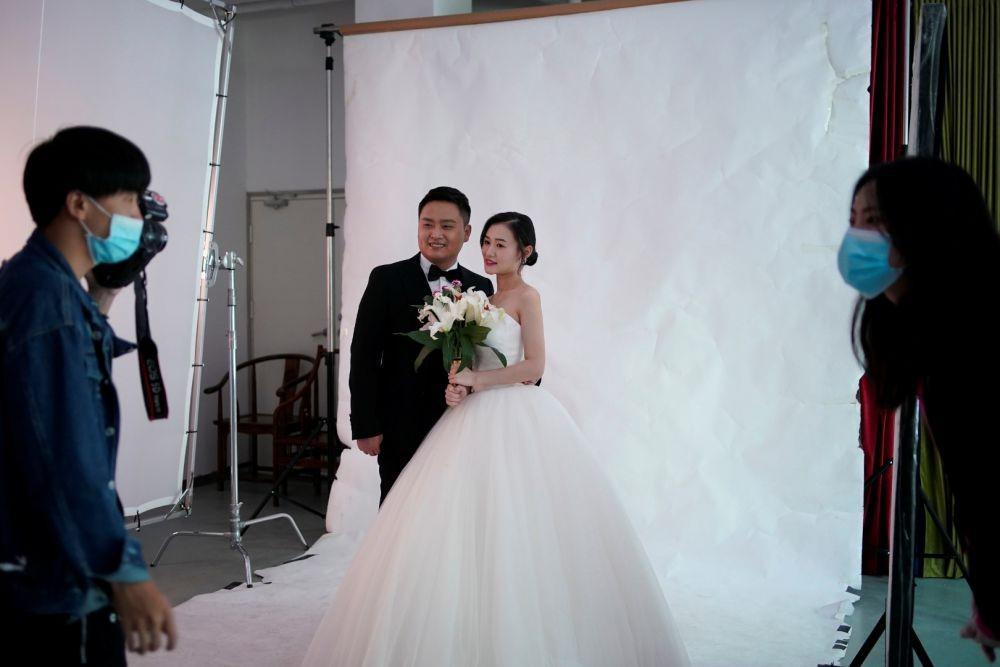 https://cdn.idntimes.com/content-images/post/20200516/antarafoto-china-coronavirus-wuhan-wedding-16042020-7c16fc4cca037e18d59f9218d11389fe.jpg