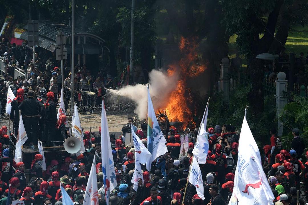 https://cdn.idntimes.com/content-images/post/20170503/antarafoto-hari-buruh-internasional-jakarta-010517-sgd-7-f03ab579ad96cfd0f0199f7a92d6b74f.jpg