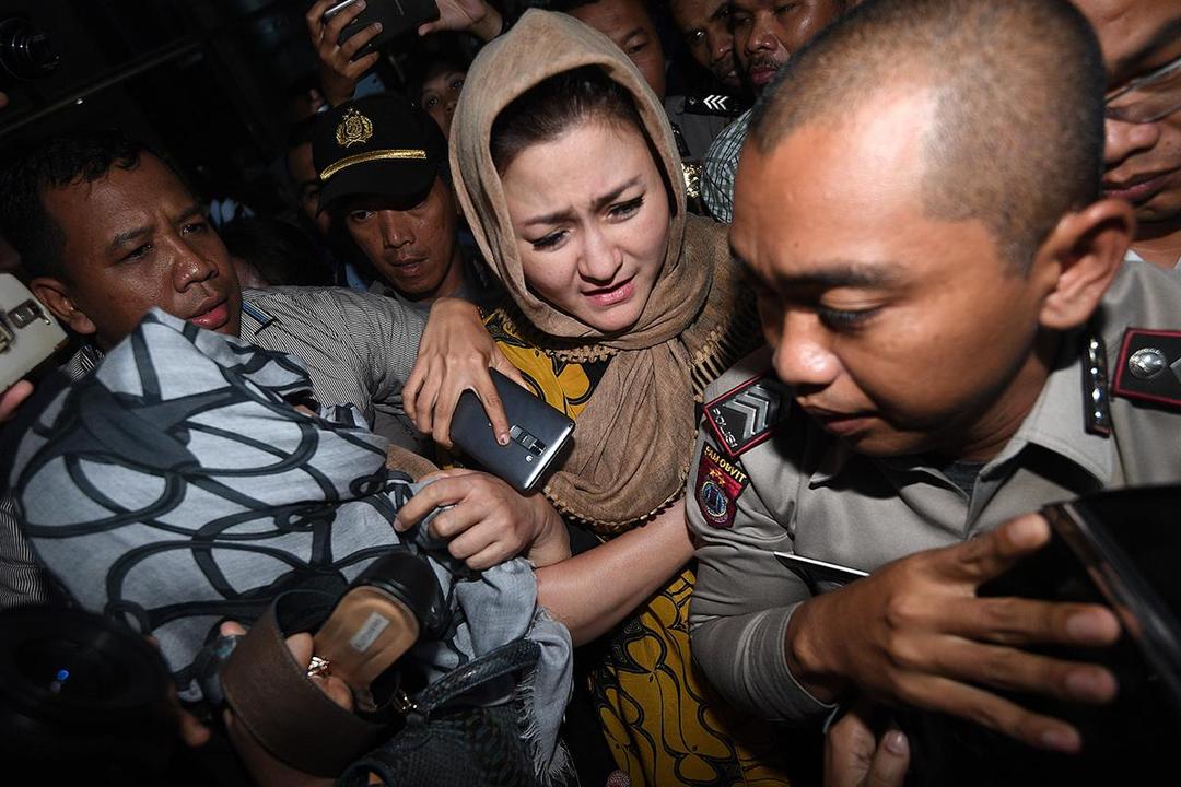 https://cdn.idntimes.com/content-images/post/20171120/antarafoto-istri-setya-novanto-diperiksa-201117-sgd-6-2d0ca9e1be6b07e4073dccd75101d383.jpg