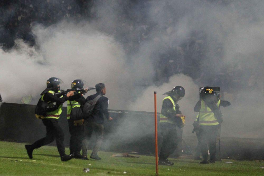 https://cdn.idntimes.com/content-images/post/20221004/antarafoto-kericuhan-pasca-pertandingan-arema-melawan-persebaya-011022-abs-1-11zon-8e59b7e234ebc1291ebe6b3cdf7ba673.jpg