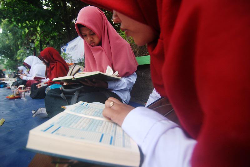 https://cdn.idntimes.com/content-images/post/20180517/antarafoto-khataman-alquran-ramadan-160518-sa-eea3dc041386068e287adff7bfbc49cb.jpg