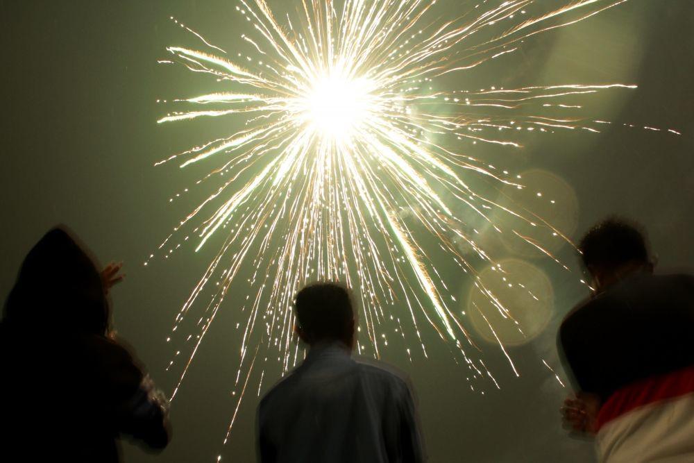 https://cdn.idntimes.com/content-images/post/20200101/antarafoto-malam-pergantian-tahun-di-makassar-010120-ap-2-c9df004d34336a6789bb73f31825af39.jpg