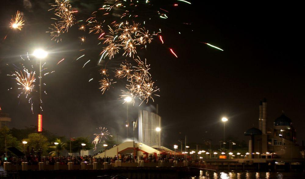 https://cdn.idntimes.com/content-images/post/20200101/antarafoto-malam-pergantian-tahun-di-makassar-010120-ap-3-eff3944ca7a5de89d4eb33200c2fe212.jpg