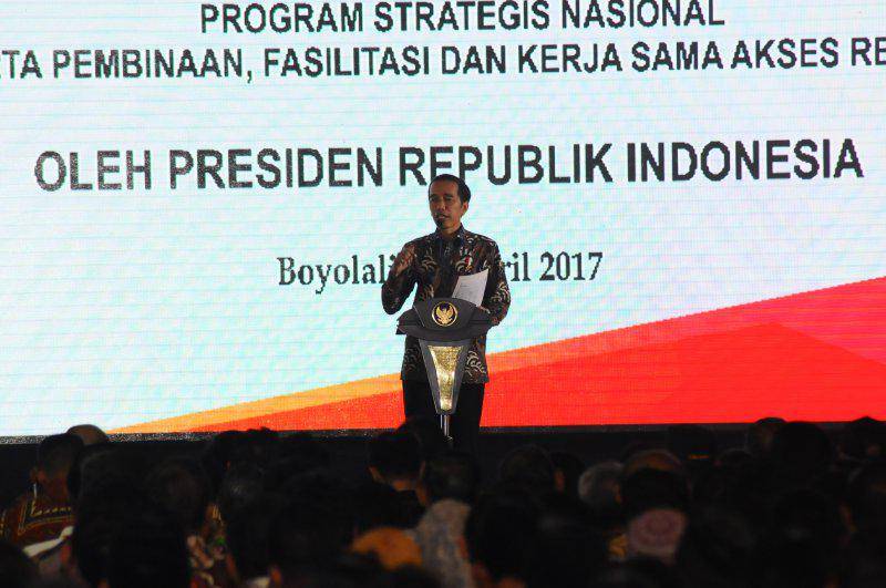 https://cdn.idntimes.com/content-images/post/20170426/antarafoto-pembagian-sertifikat-prona-jateng-210417-ajn-3-1493189527-17619-d51b95741f03b3498a3f71b024960f64.jpg