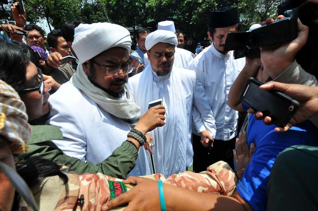https://cdn.idntimes.com/content-images/post/20170214/antarafoto-pemeriksaan-habib-rizieq-di-bandung-130217-fj-2-9d04aec339e905d3138d404bf21dc9d6.jpg