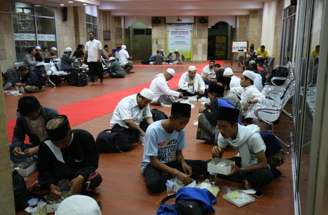 https://cdn.idntimes.com/content-images/post/20161104/antarafoto-persiapan-aksi-demonstran-masjid-istiqlal-jakarta-031116-rn-2-a45706997240233e369b6985b1b3d698.jpg