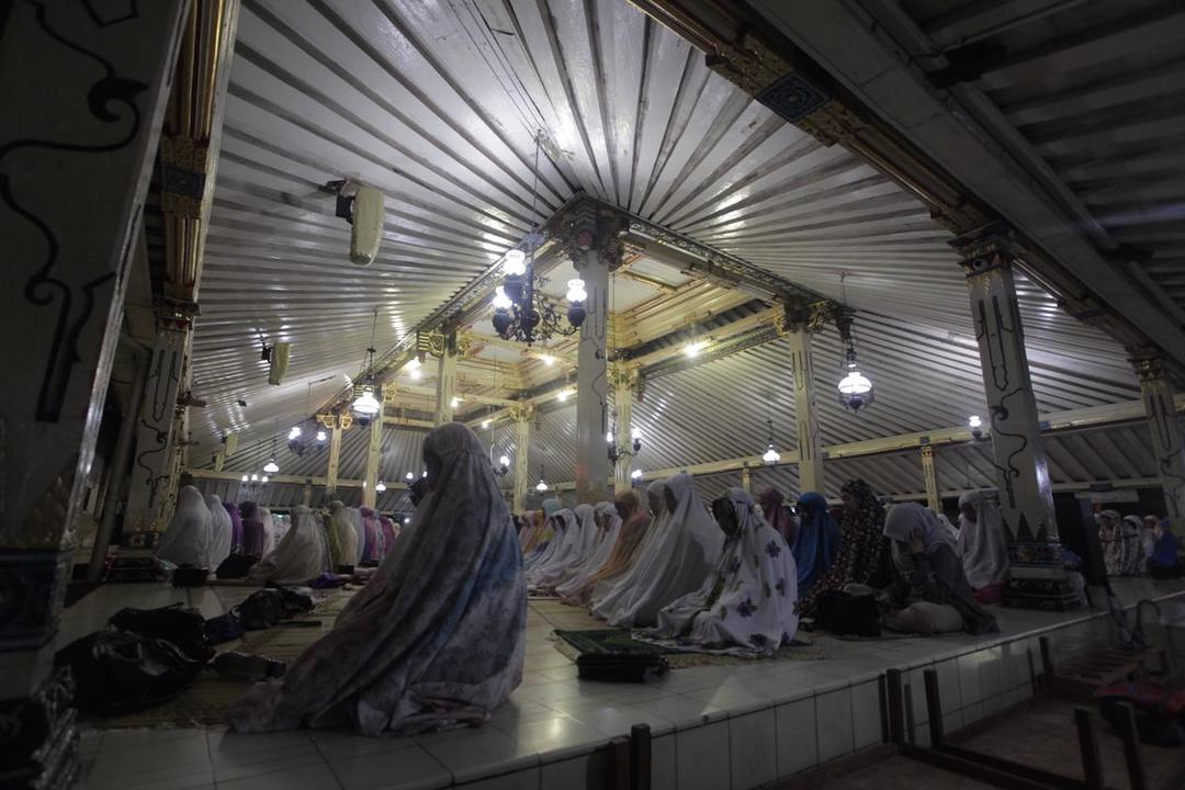 https://cdn.idntimes.com/content-images/post/20180516/antarafoto-salat-tarawih-perdana-160518-afa-31874da0bb4f5018b0282981e8548877.jpg