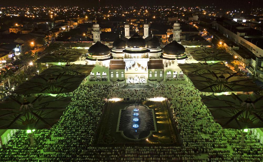 https://cdn.idntimes.com/content-images/post/20180516/antarafoto-salat-tarawih-pertama-aceh-160518-irp-1-b30da813f5eae9cdec86272409fec55c.jpg