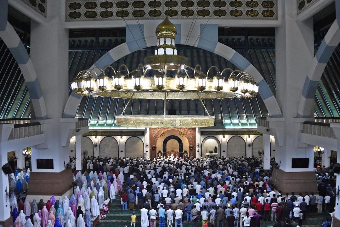 https://cdn.idntimes.com/content-images/post/20180516/antarafoto-salat-terawih-pertama-majt-semarang-160518-app-11-460a9d12a99944f57b70e71b688b9a86.jpg