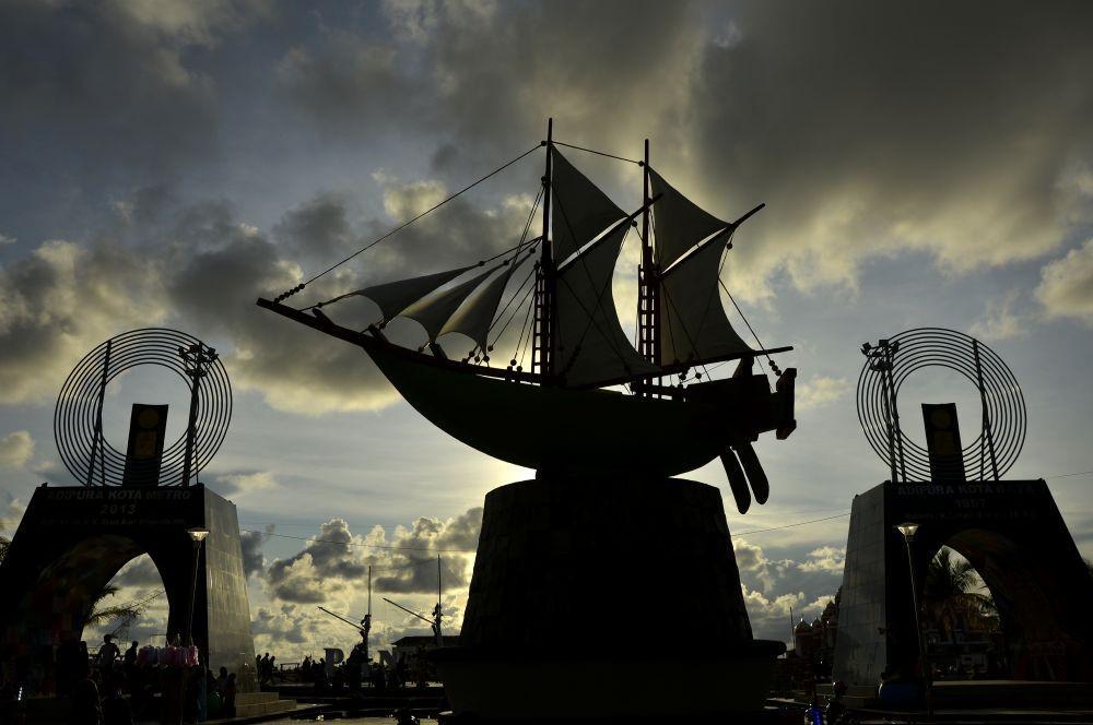 https://cdn.idntimes.com/content-images/post/20200101/antarafoto-sunset-akhir-tahun-di-makassar-311219-abhe-1-3611377b8f81195d2a330793423b5df5.jpg