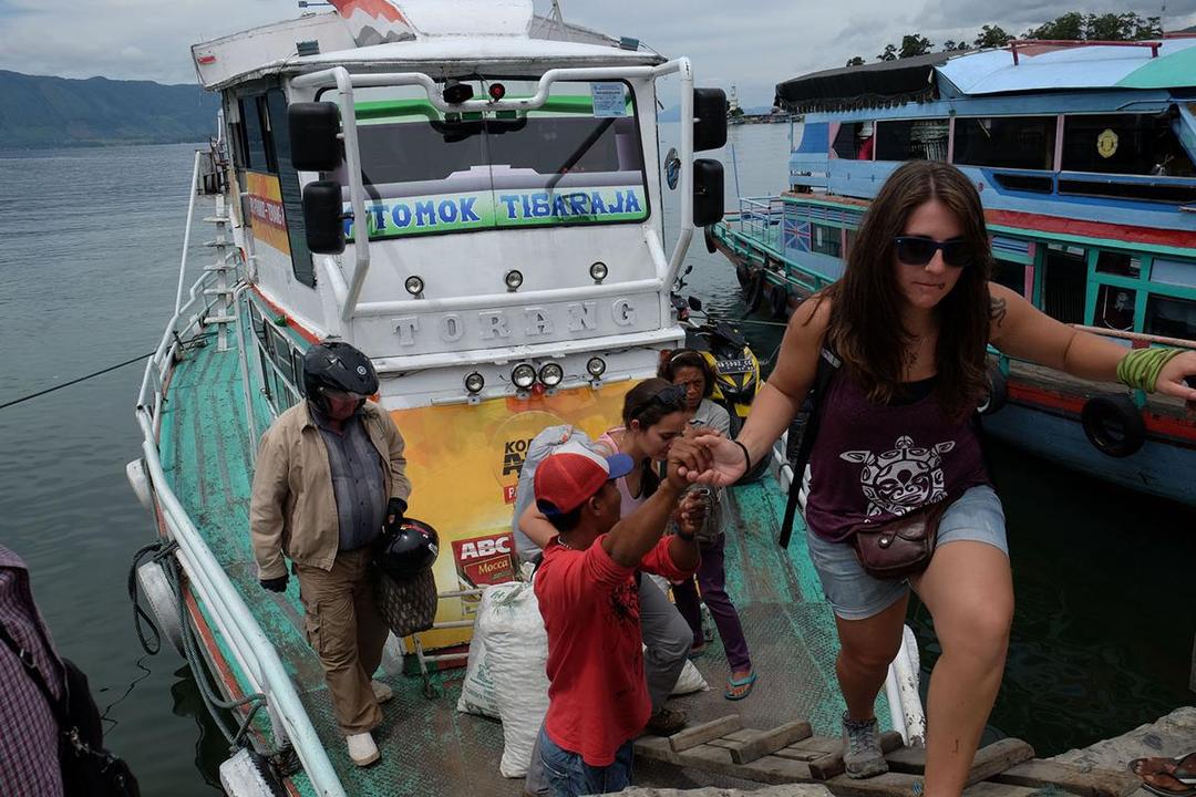 https://cdn.idntimes.com/content-images/post/20171128/antarafoto-transportasi-danau-toba-131117-im-1-dc2c6d9193cef30ecc3e2403c34ceb4e.jpg