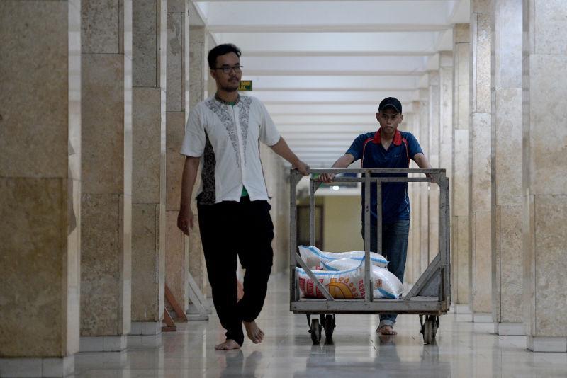 https://cdn.idntimes.com/content-images/post/20170706/antarafoto-zakat-fitrah-masjid-istiqlal-240617-sgd-5-2f499d4e1e1dfca36d4d6982253b6d31.jpg