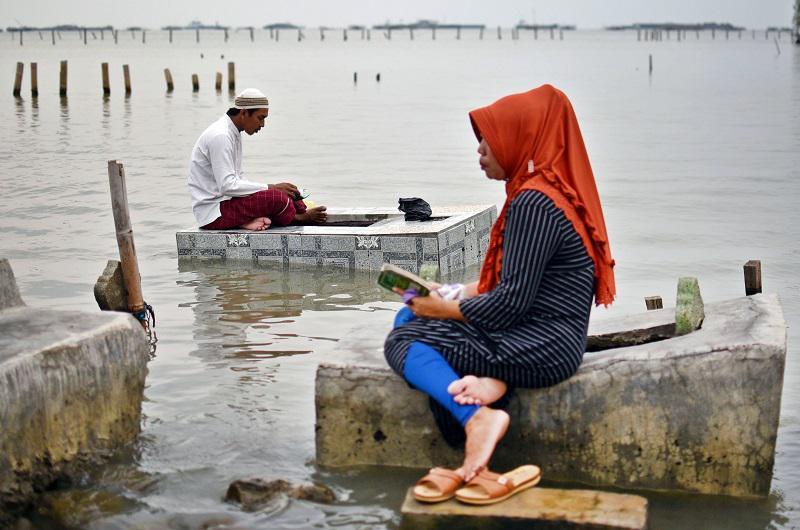 https://cdn.idntimes.com/content-images/post/20180517/antarafoto-ziarah-kubur-di-makam-terdampak-abrasi-160518-app-2-a3ae6a7524af5b11afe635dd213b5ea9.jpg