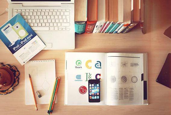 http://cdn.idntimes.com/content-images/post/20151120/apple-iphone-books-desk-large-d248b48e1a609b29a5cb5a8e6bb66a2f.jpg