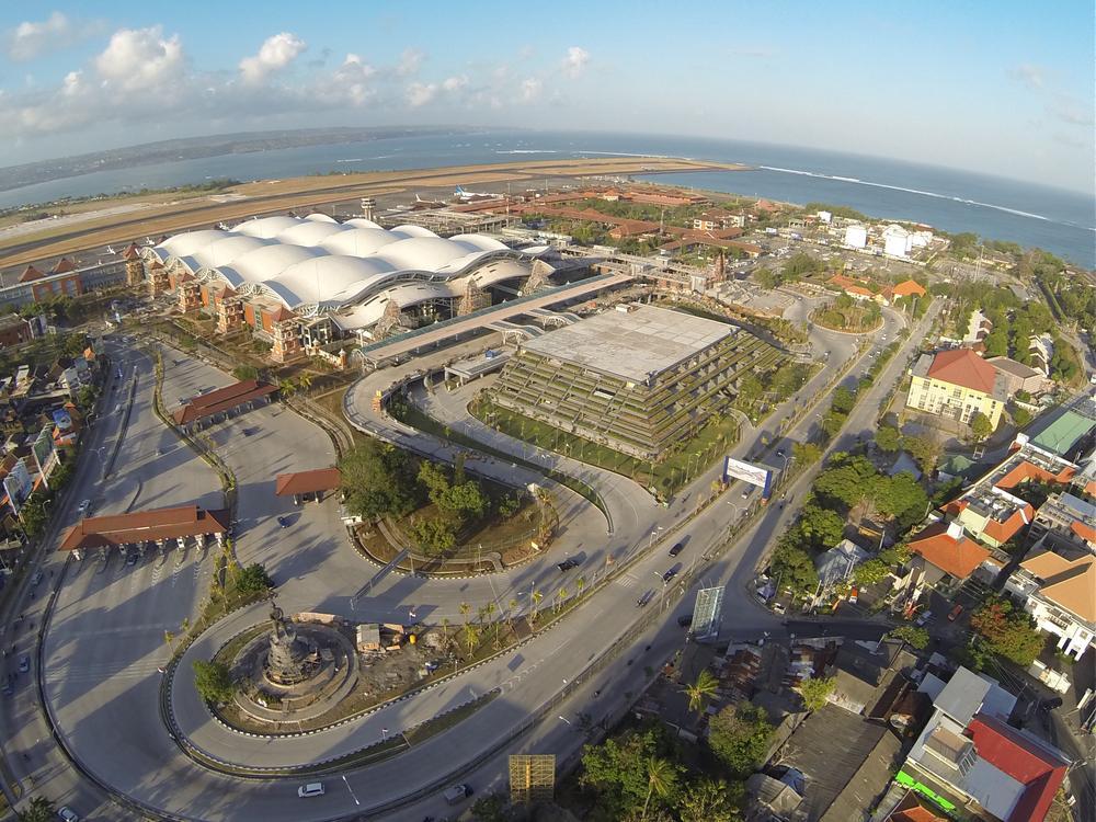 https://cdn.idntimes.com/content-images/post/20171128/apron-bandara-ngurah-rai-21649e5225e2dc892ee90dbe7057adc8.jpg