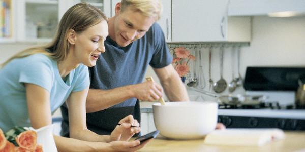 http://cdn.idntimes.com/content-images/post/old/b2bb4-baking_couple.jpg
