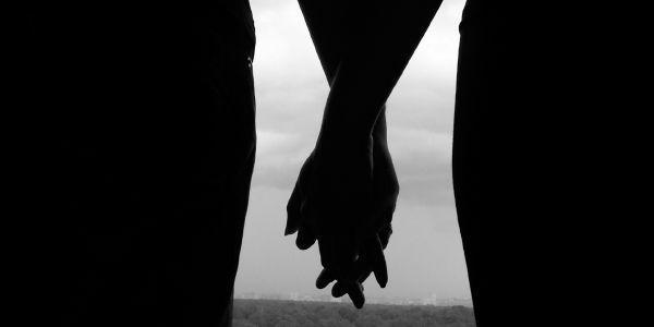 http://cdn.idntimes.com/content-images/post/old/b4111-holding_hands--1-.jpg