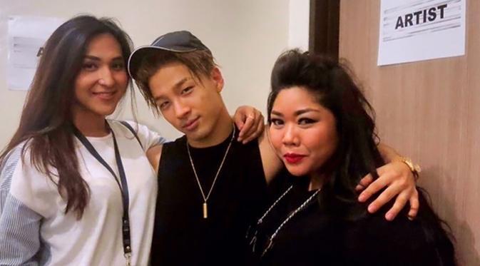 http://cdn.idntimes.com/content-images/post/old/b57f1-084164800_1438506298-Dena-Rachman-dan-Taeyang-Big-Bang-1.jpg