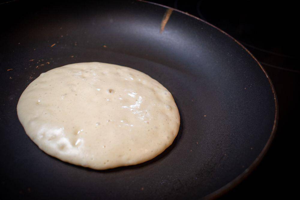 ilustrasi membuat pancake (vecteezy.com/icq_photography)