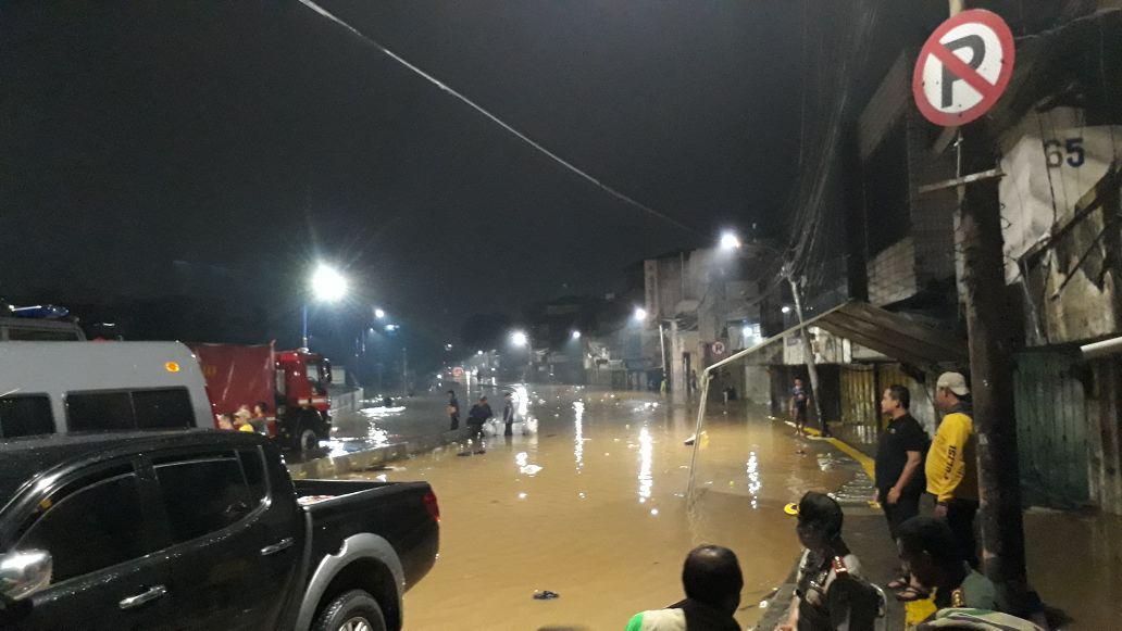 https://cdn.idntimes.com/content-images/post/20180205/banjir-kampungpulo-5-b3b394c791d95f205a6722dd4867bd85.jpeg