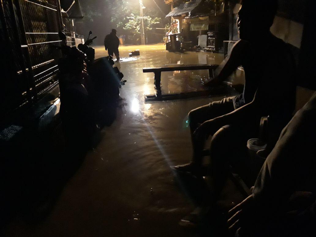 https://cdn.idntimes.com/content-images/post/20180206/banjir-pengadegan-1-5c7825055c7c2b3404e420b08b9e5031.jpeg