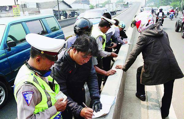http://cdn.idntimes.com/content-images/post/old/bc642-tilang.jpg