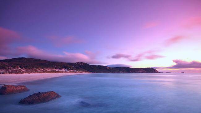 https://cdn.idntimes.com/content-images/post/20180108/beach-hill-sunset-irish-sea-violet-romantic-italy-650x366-3ff3a040723f98127e0a85a0b6b5bc15.jpg