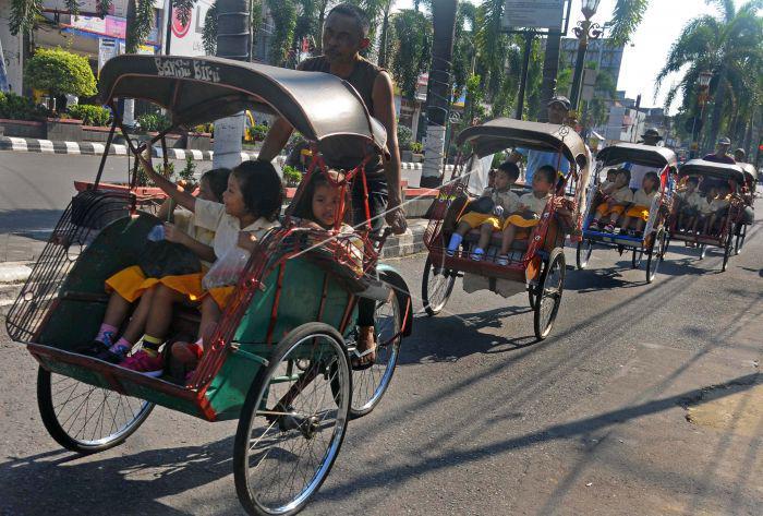 https://cdn.idntimes.com/content-images/post/20180115/becak-5-244feb3e37fd0f84981352640ed537d7.jpg