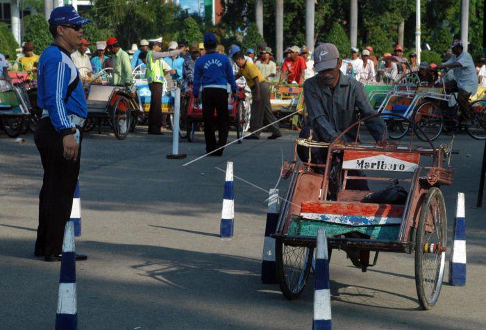 https://cdn.idntimes.com/content-images/post/20180115/becak-8-a691c8958af866688ea97e72dd99cbf4.jpg