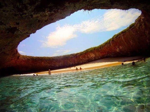 http://cdn.idntimes.com/content-images/post/20151222/bermuda-870be3a36ceb85c15d13d4f8eb0c6feb.jpg