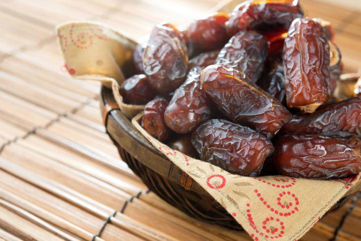 http://cdn.idntimes.com/content-images/post/20160603/bigstock-dried-date-palm-fruits-or-kurm-47458276-526b01e043f3ddaabdb524684dfbbe03.jpg